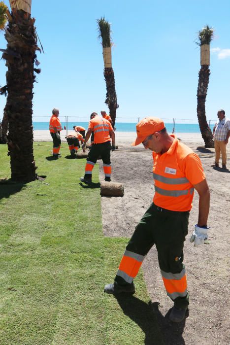 Comienzan las labores de limpieza de las playas de Málaga capital antes del inicio de la temporada de verano