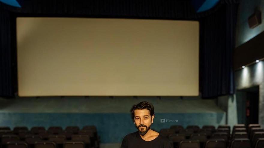 Diego Luna presenta su nueva película en Alicante: "Busco que las personas se pongan en los zapatos de quienes migran"