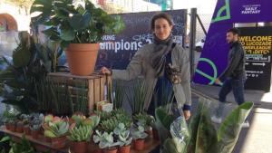 Esme Tuler, en su puesto de Shoreditch, a la salida de la estación de ’overground’