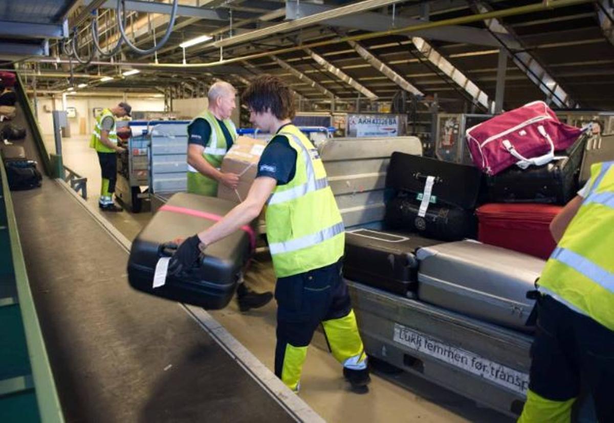 Trabajadores en las maletas de los aeropuertos