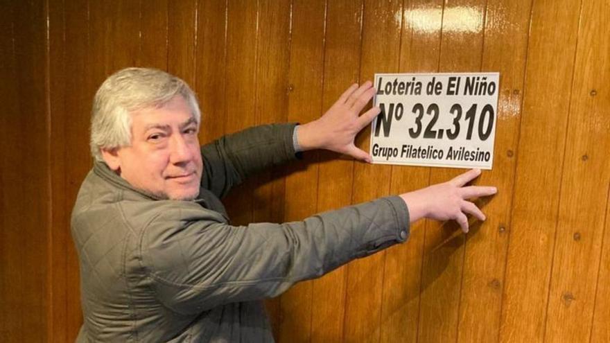 José Ramón Rodríguez Rumoroso inicia la promoción de la lotería de El Niño del Grupo Filatélico Avilesino tras no haber tenido suerte en la de Navidad. | F. L. J.