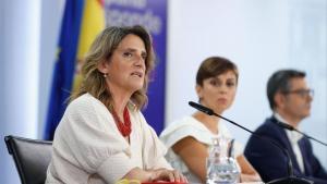 La vicepresidenta tercera, Teresa Ribera, junto a la portavoz del Gobierno, Isabel Rodríguez, y el titular de la Presidencia, Félix Bolaños.