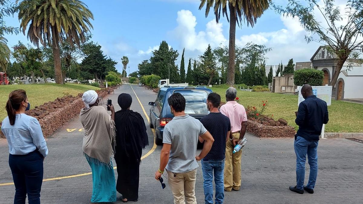 Un montoncito de tierra canaria para despedir a la pequeña Eléne Habiba