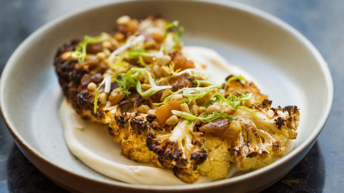 La coliflor asada con puré de apionabo de Pedro Tassarolo, chef de Bar Veraz (Hotel Barcelona Edition).