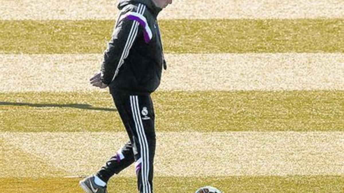 Ancelotti, concentrado, ayer durante el entrenamiento del Madrid.