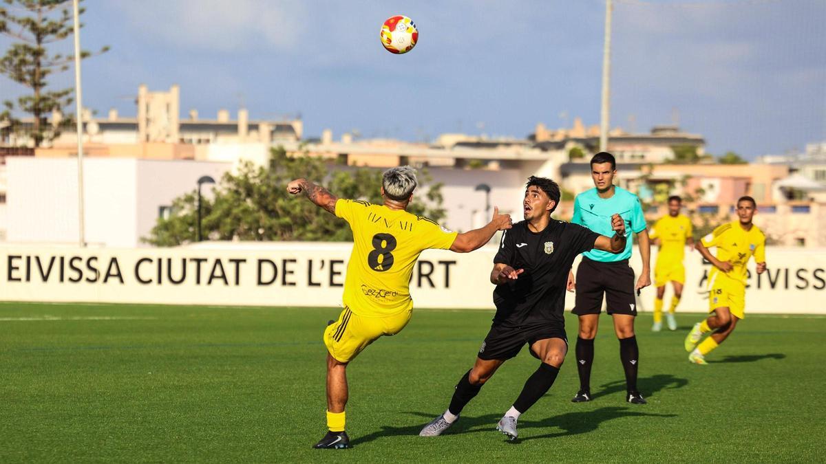 Imagen de un lance del partido entre la Peña Deportiva y la SD Formentera.