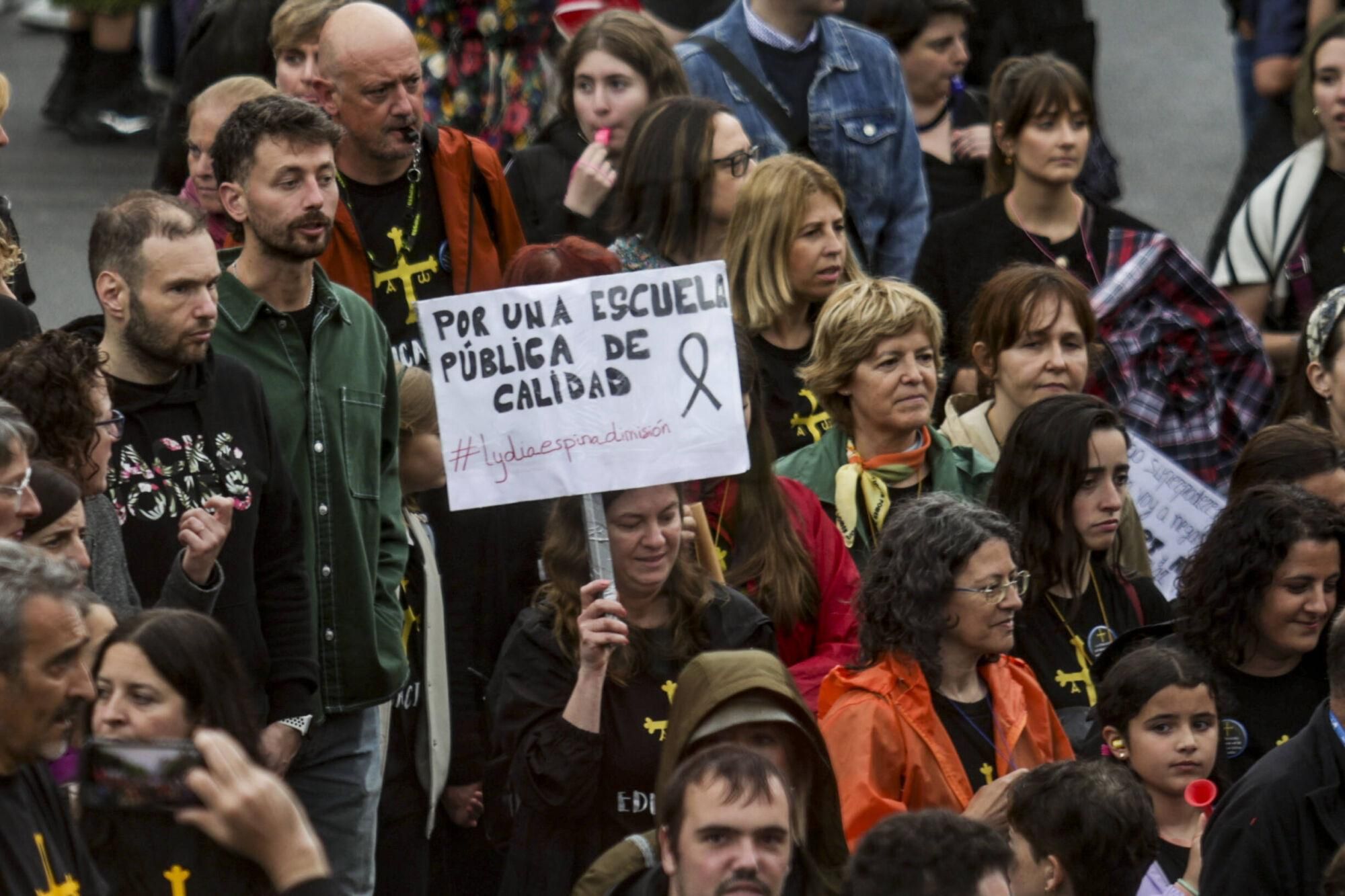 EN IMÁGENES: Así fue la gran manifestación de profesores por la enseñanza pública asturiana