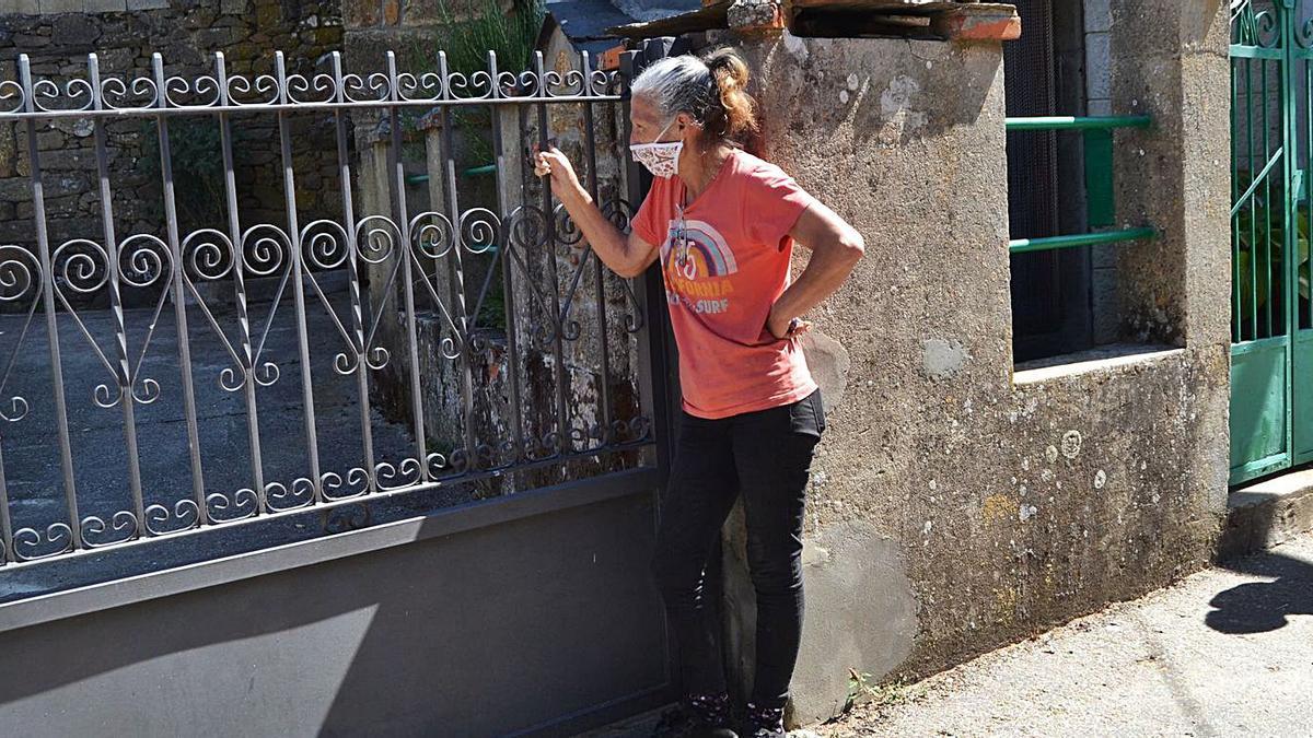 Vecinos de Vime conversan en una calle de la localidad en la mañana de ayer. | A. S.