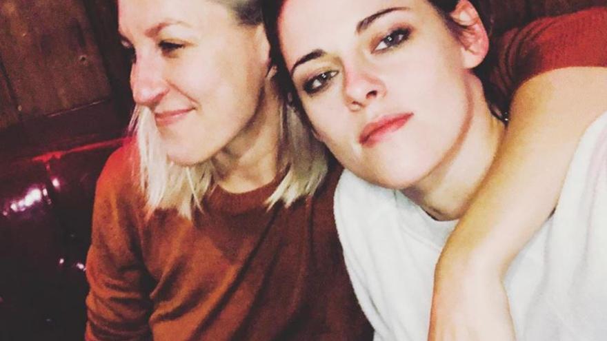 La actriz Kristen Stewart se compromete con su novia, la guionista Dylan Meyer