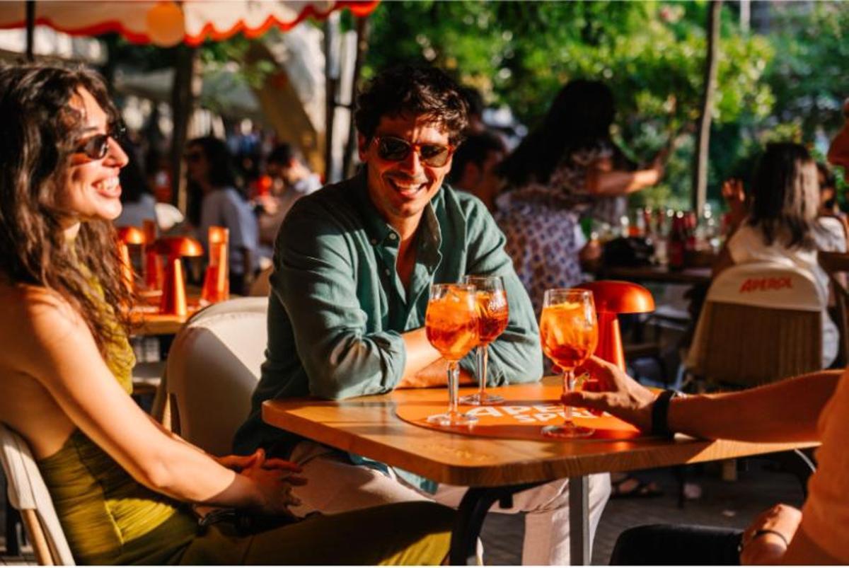 Aperol Spritz viste de naranja la Plaza de Olavide  con el OlaVibe Fest By Aperol como punto de partida a su agenda veraniega.