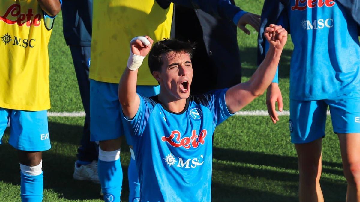 Jorge Alastuey festeja con sus compañeros del equipo filial del Napoli.