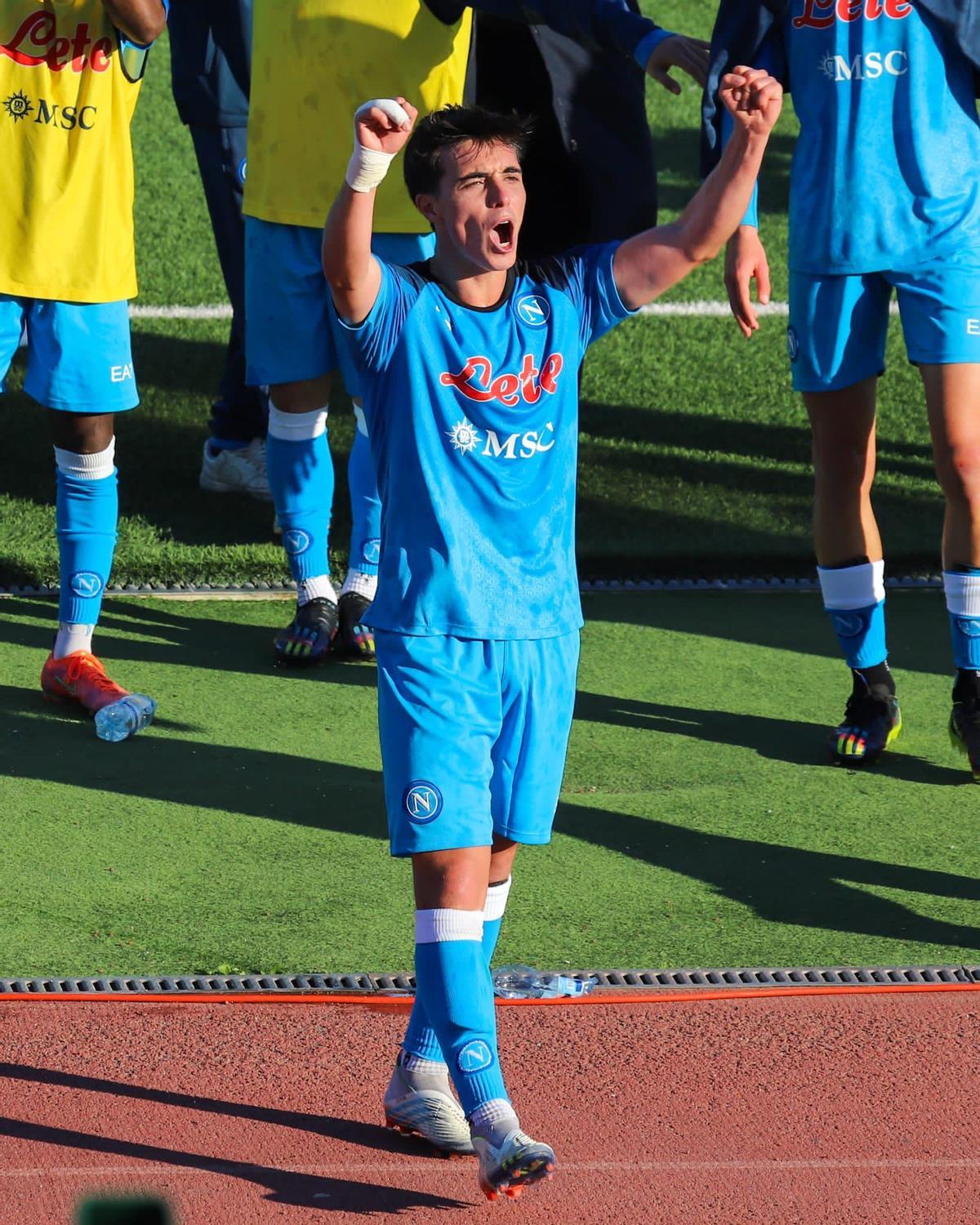 Jorge Alastuey festeja con sus compañeros del equipo filial del Napoli.