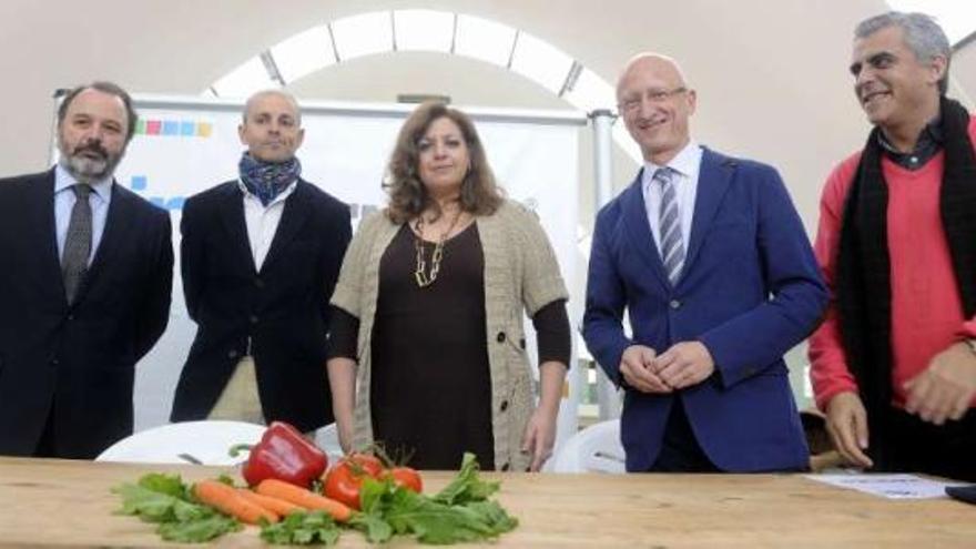 La edil María Luisa Cid, con los organizadores del evento y el concejal Francisco Mourelo (dcha.). / c. pardellas