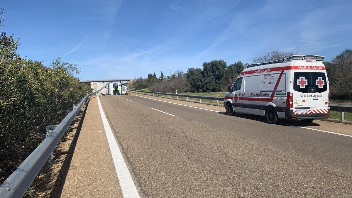 El vuelco de un camión corta un sentido de la A-5 a la altura de Badajoz