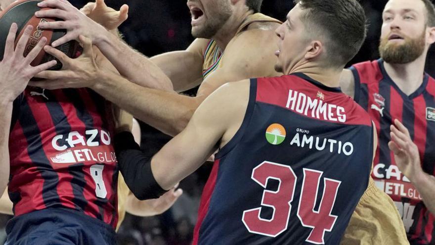 Mike Tobey disputa el balón en el Barça-Baskonia de ayer. | L. RICO/EFE