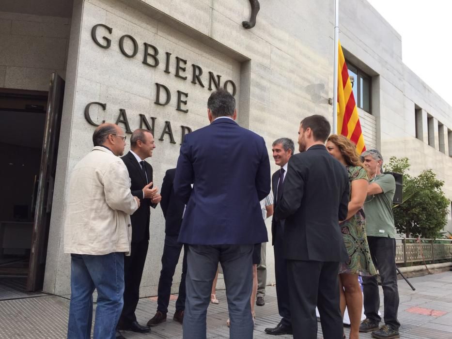 Izado de la bandera de Cataluña en Presidencia de Gobierno