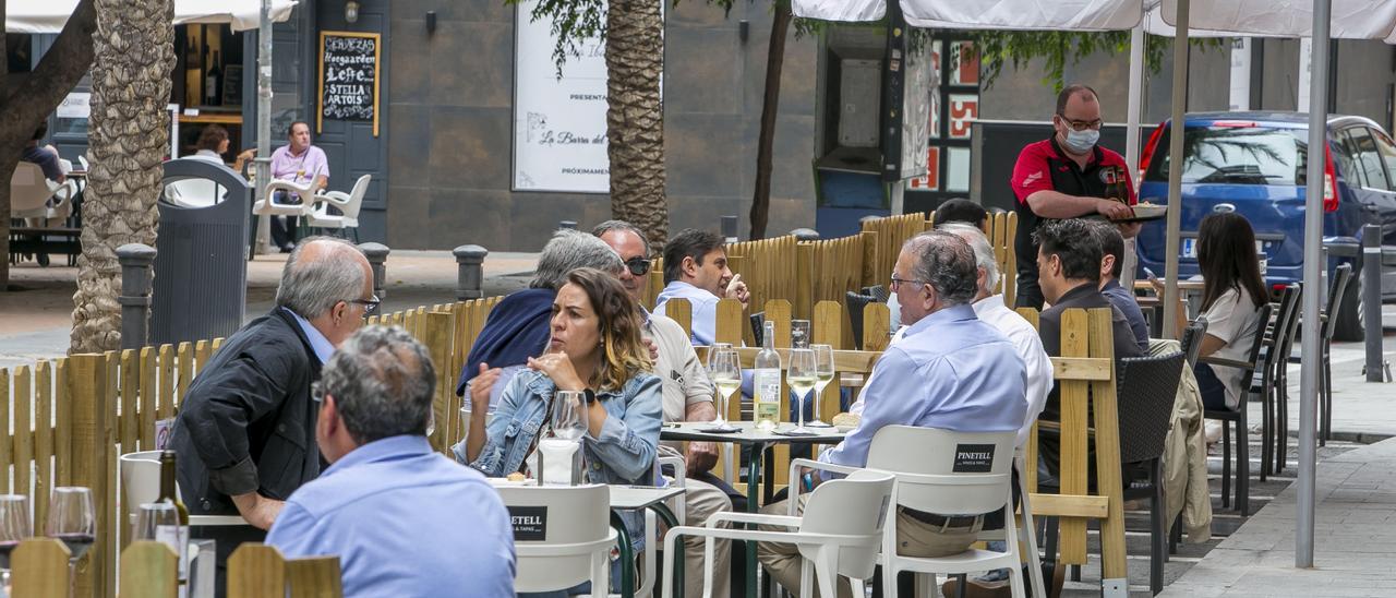 Una terraza en una calle de la ciudad de Alicante, en una imagen reciente