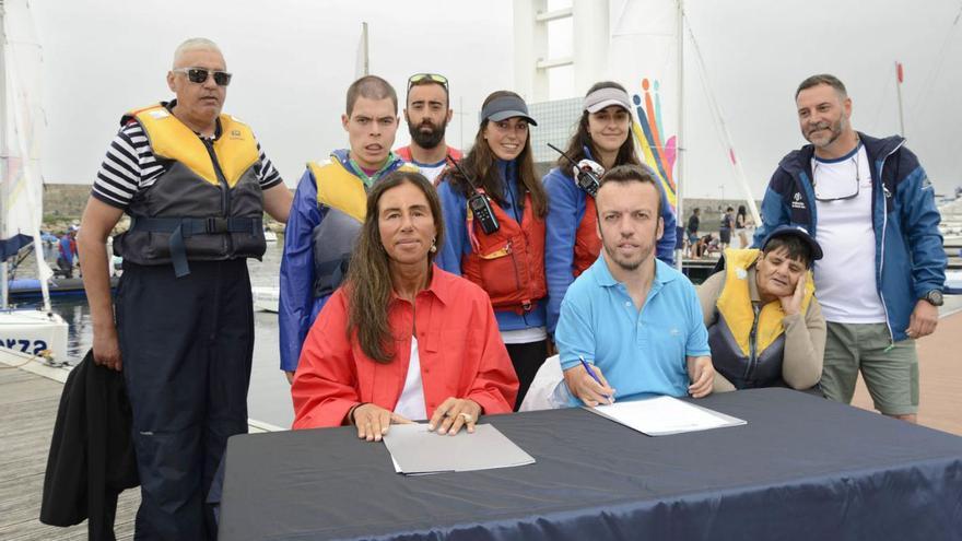 Felipa Jove y Alberto Seoane firman el convenio junto a los usuarios del programa Esfuerza. |  // LA OPINIÓN