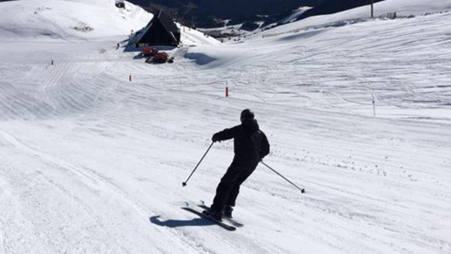 Un esquiador gaudint de la neu a La Molina.