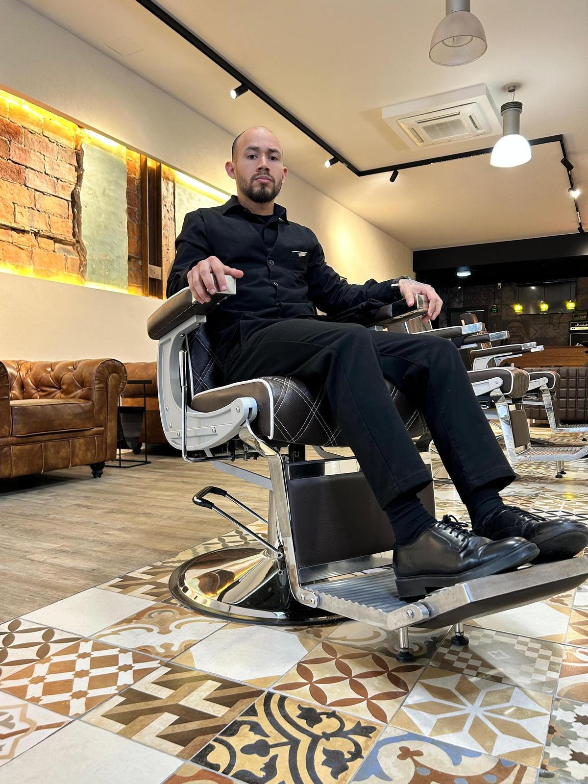 Diego Garcés, en la Barbería Acebal, donde trabaja.