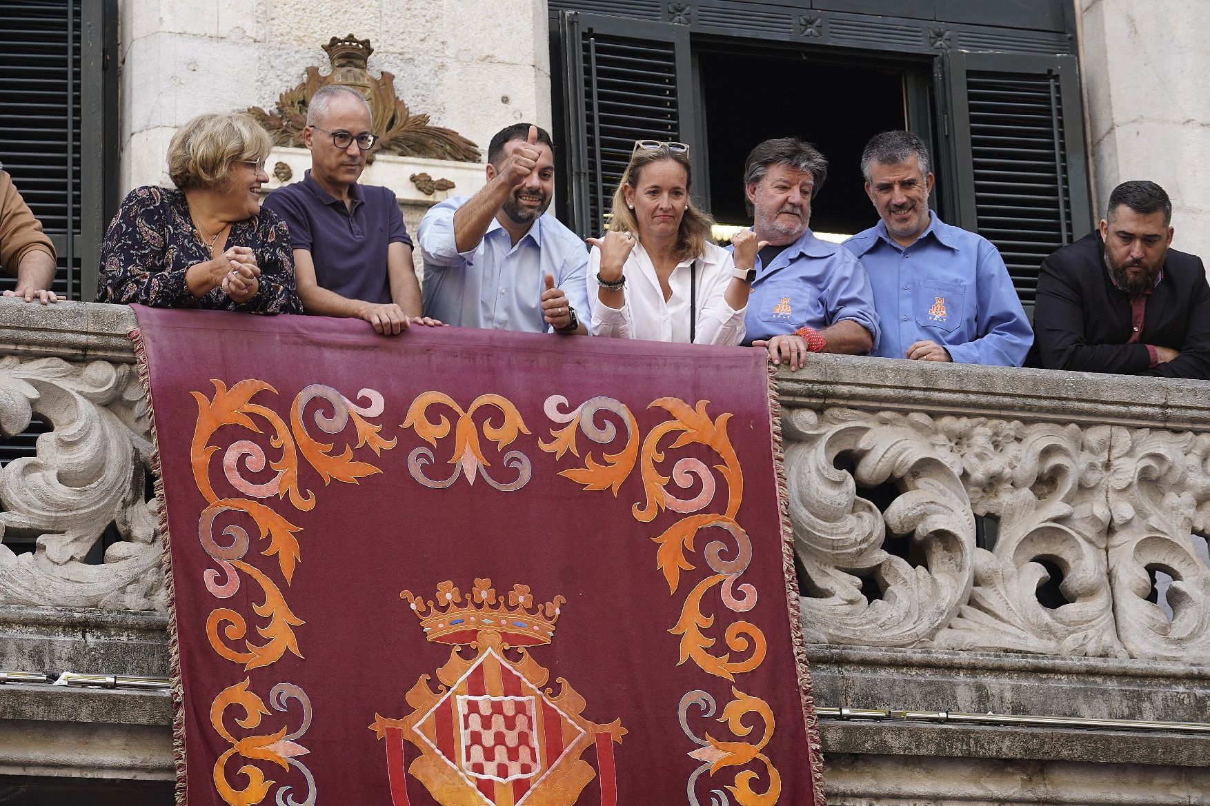 La plaça del Vi s'omple per gaudir dels castells en un matí assolellat