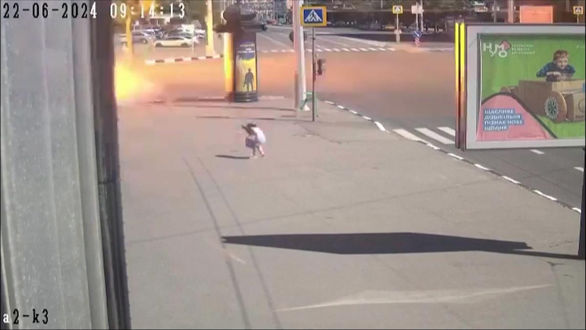Una cámara capta el momento exacto en el que una bomba impacta sobre las calles de una ciudad ucraniana