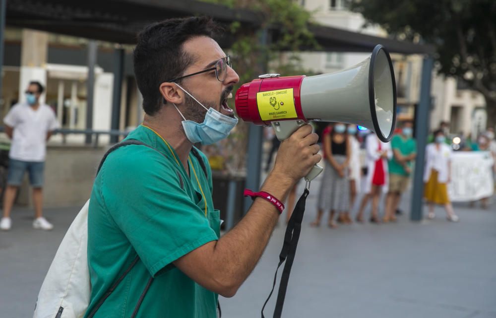 Los médicos residentes echan en cara a la consellera Barceló que Madrid ya ha llegado a un acuerdo y ha dado fin a la huelga.