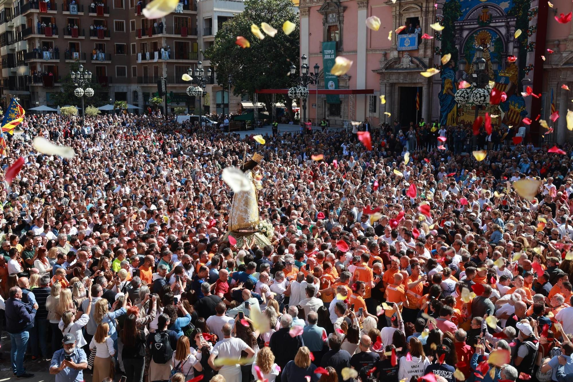 FOTOGALERÍA | Una multitud arropa a la Virgen de los Desamparados en su traslado a la Catedral