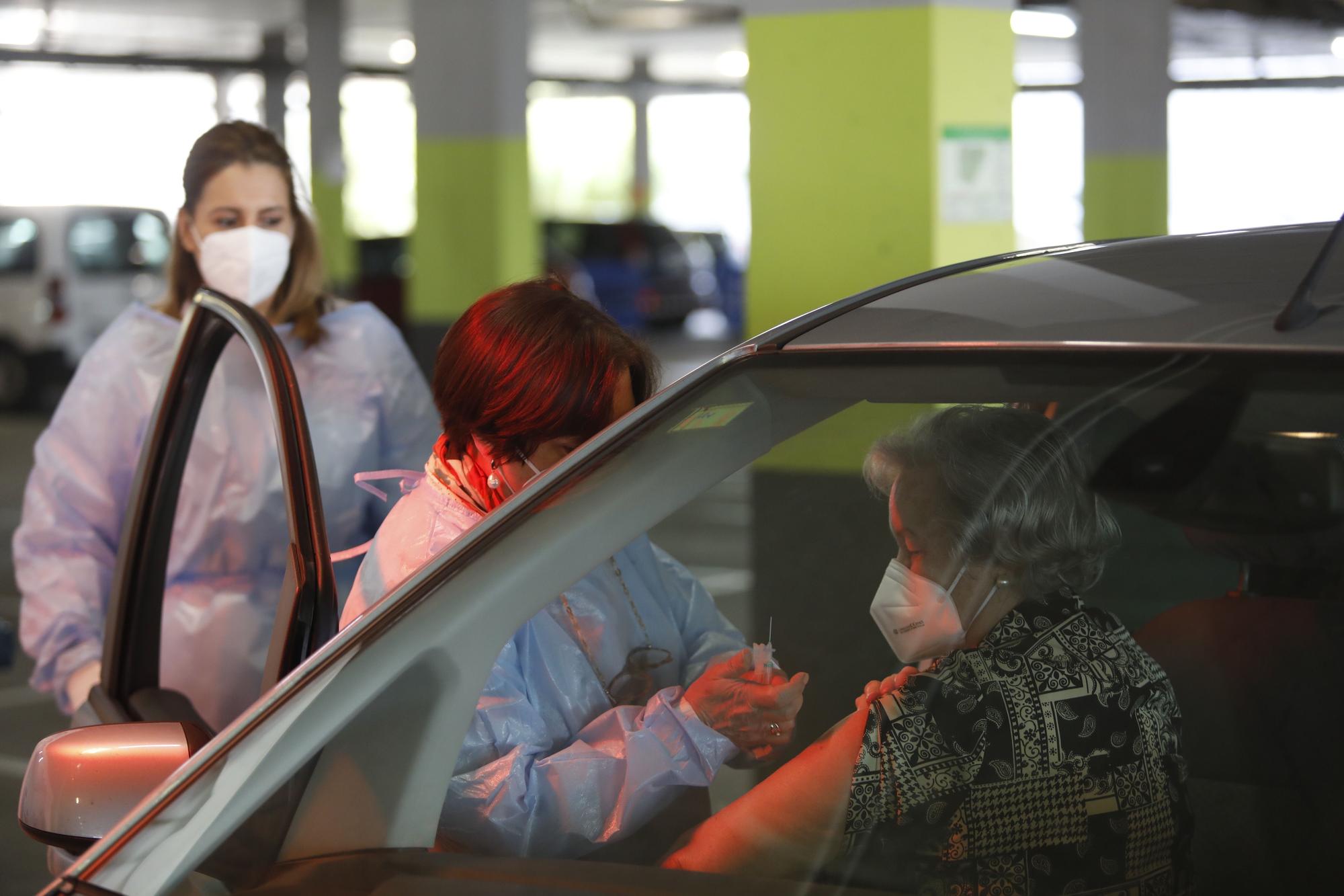 Nueva jornada de vacunaciones masivas en el auto-Vac del HUCA, para vacunarse sin salir del coche