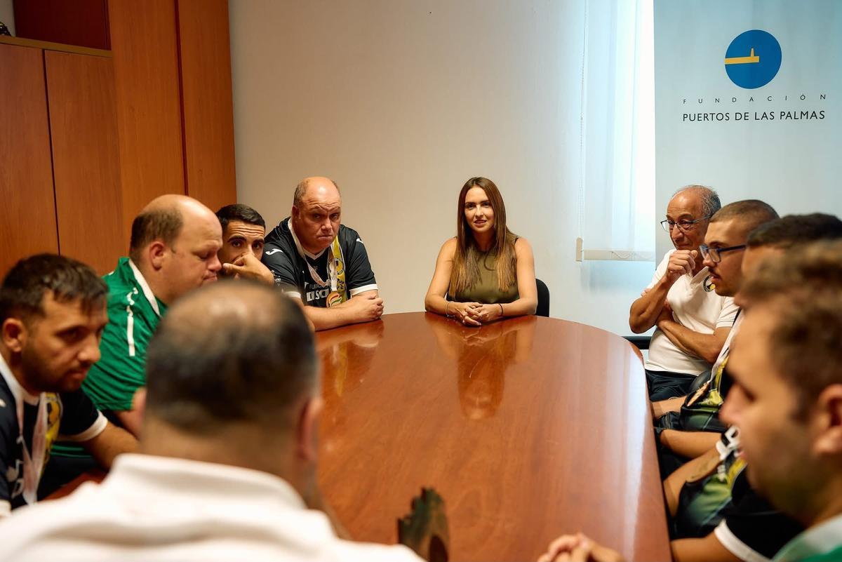 La exgerente de la Fundación Puertos de Las Palmas juntoa  representantes de una entidad deportiva.