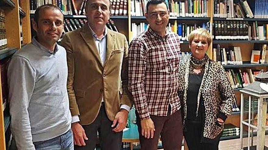 Los ganadores del concurso con el alcalde de la villa, José Luis Yánez, segundo por la izquierda, en la biblioteca.