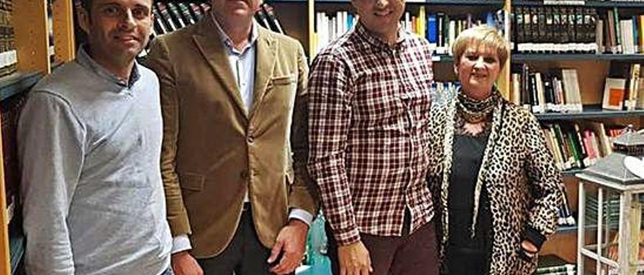 Los ganadores del concurso con el alcalde de la villa, José Luis Yánez, segundo por la izquierda, en la biblioteca.