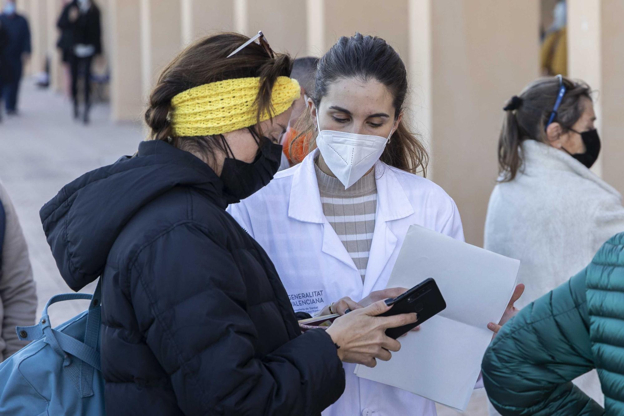 Colas para primeras y terceras dosis en el hospital de la Malvarrosa