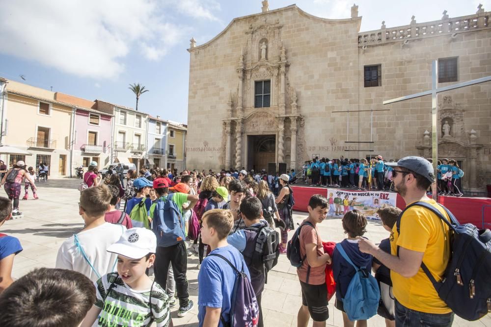 Más de 2.200 alumnos de 21 colegios llegan al monasterio caminando y participan en un acto entre lúdico y religioso preparado para ellos en el templo