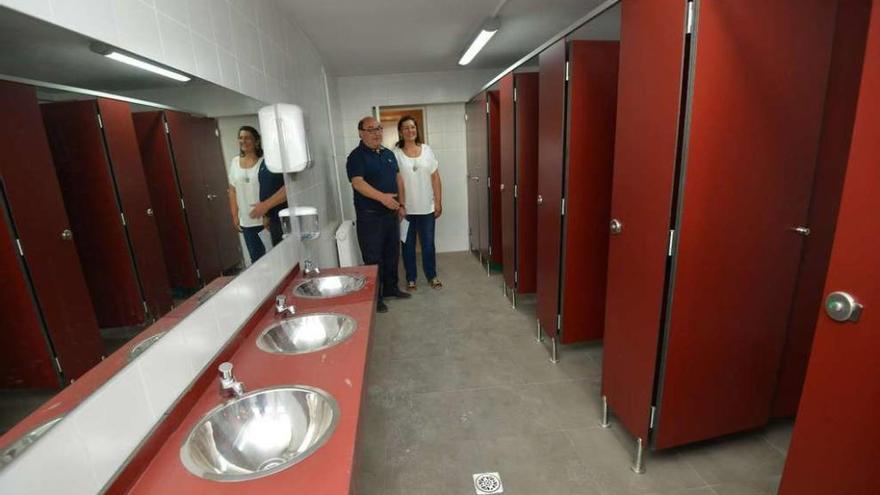 El jefe territorial de Educación, César Pérez, visita los nuevos baños acondicionados en el colegio Álvarez Limeses de Pontevedra. // G.S.