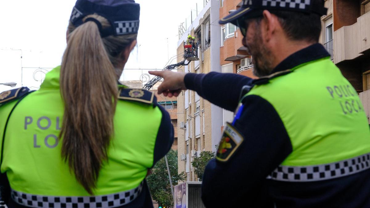 Imagen de archivo de dos policías locales de Alicante.