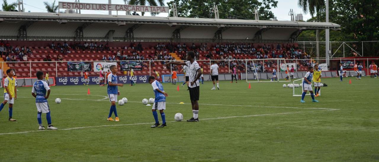 Un entrenamiento del campus del Oviedo en Ciudad de Panamá. | Real Oviedo