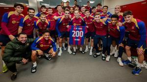 Frenkie de Jong exhibe la camiseta conmemorativa con casi todos los compañeros.