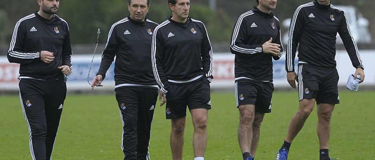 Juan Carlos Andrés (izquierda), con Eusebio Sacristán y tres de sus colaboradores en la Real Sociedad.