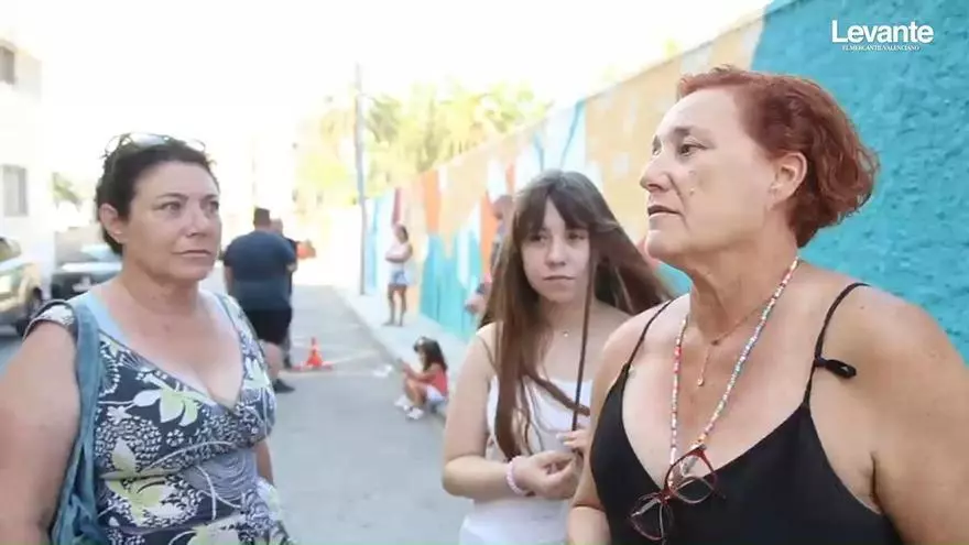 Vecinos de Azuébar evacuados por el incendio de Soneja: "Menos toreros y más bomberos"