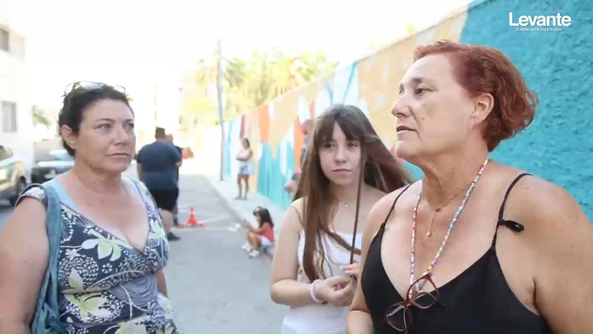 Vecinos de Azuébar evacuados por el incendio de Soneja: "Menos toreros y más bomberos"