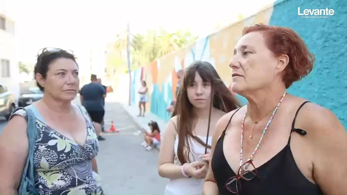 Vecinos de Azuébar evacuados por el incendio de Soneja: "Menos toreros y más bomberos"