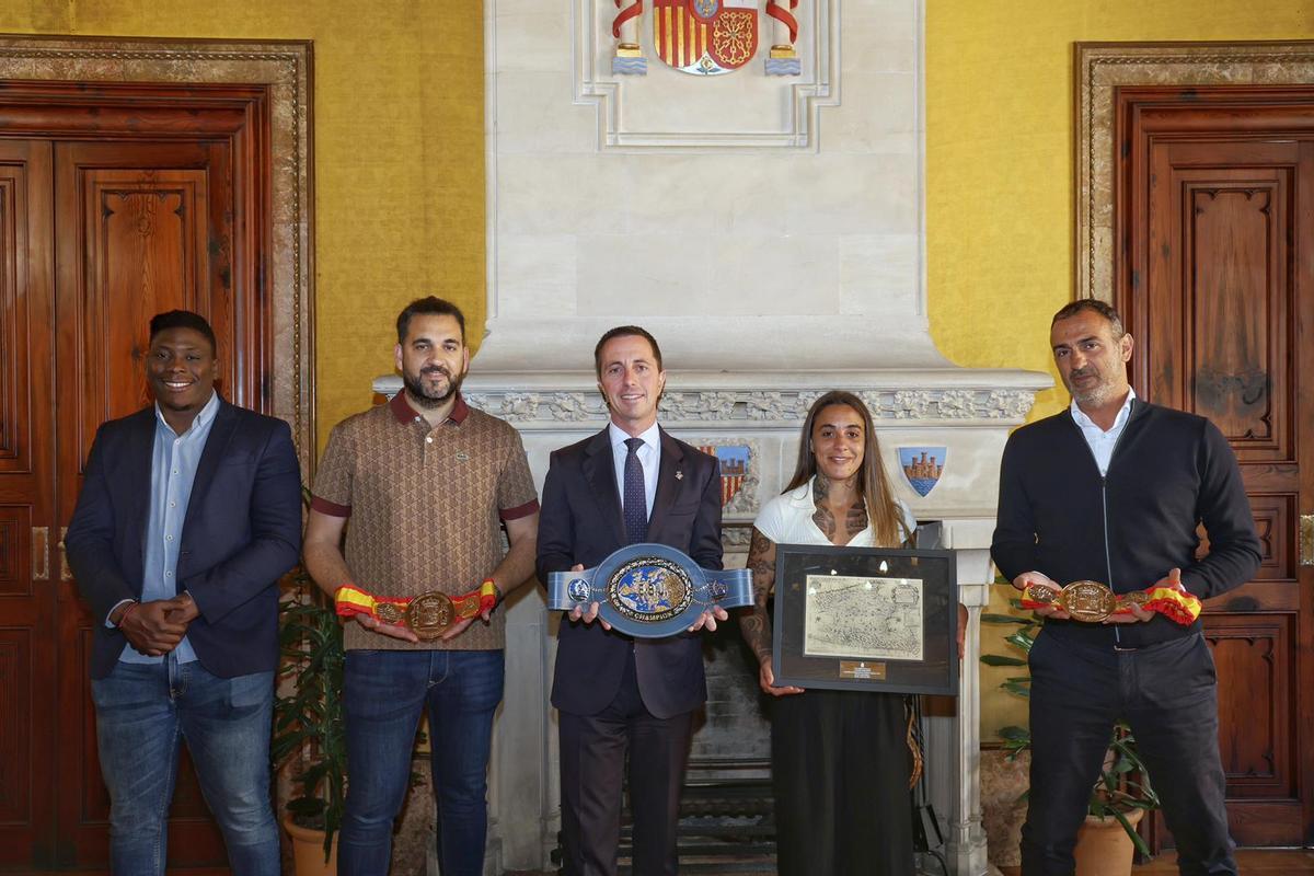 El presidente del Consell de Mallorca, Llorença Galmés, posa con Farah El Bousairi.
