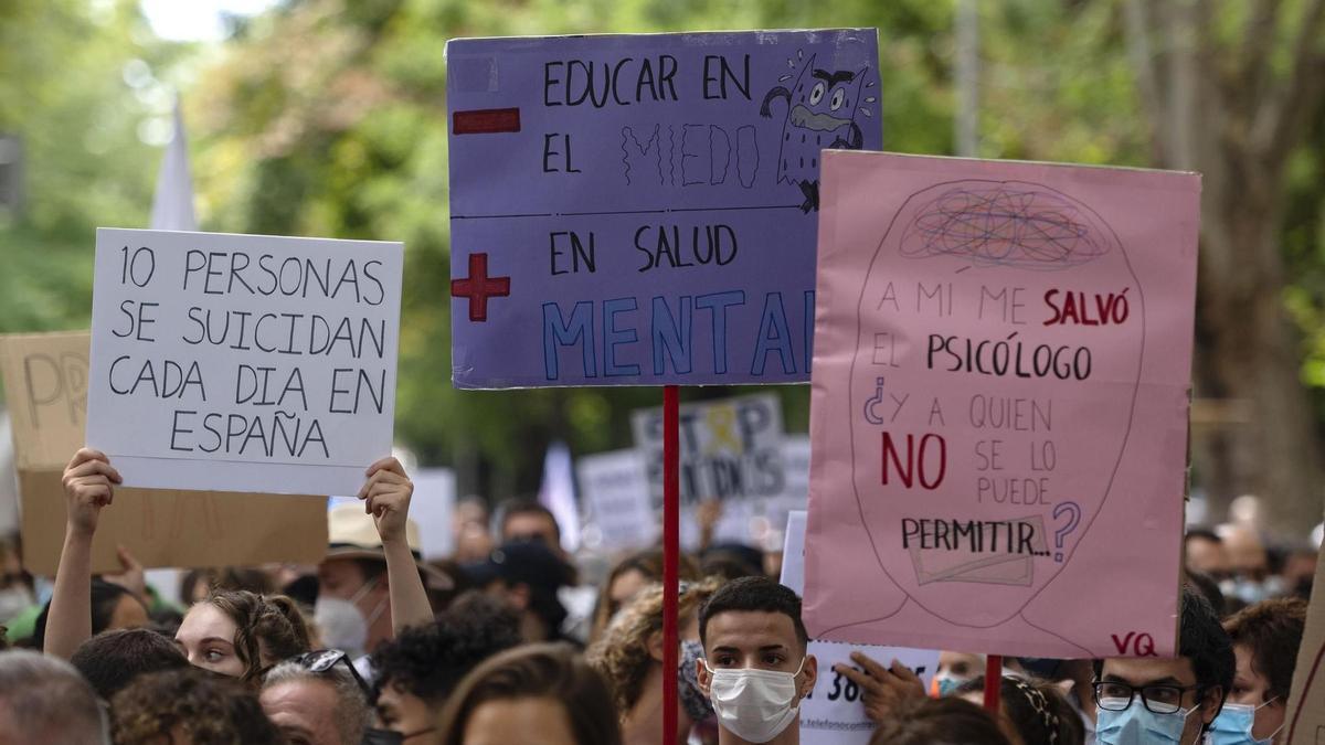 Manifestantes exigen un Plan Nacional de Prevención del Suicidio.