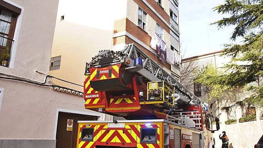 Inquilinos de un piso, atentidos por inhalar humo en el incendio de la cocina