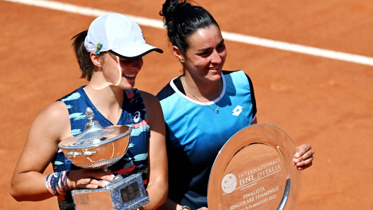 Swiatek y Jabeur posando con los trofeos en Roma