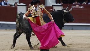 Quite del diestro Emilio de Justo en el toro de José María Manzanares durante el decimocuarto festejo de la Feria de San Isidro 2023 en la plaza de toros de Las Ventas.