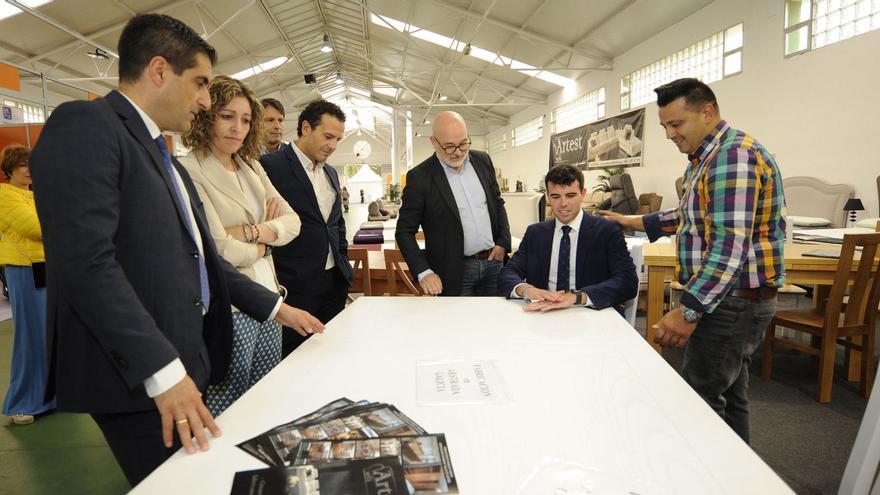 Las autoridades contemplan 
una mesa de Artest, fabricada
 en A Estrada.   | // BERNABÉ/JAVIER LALÍN