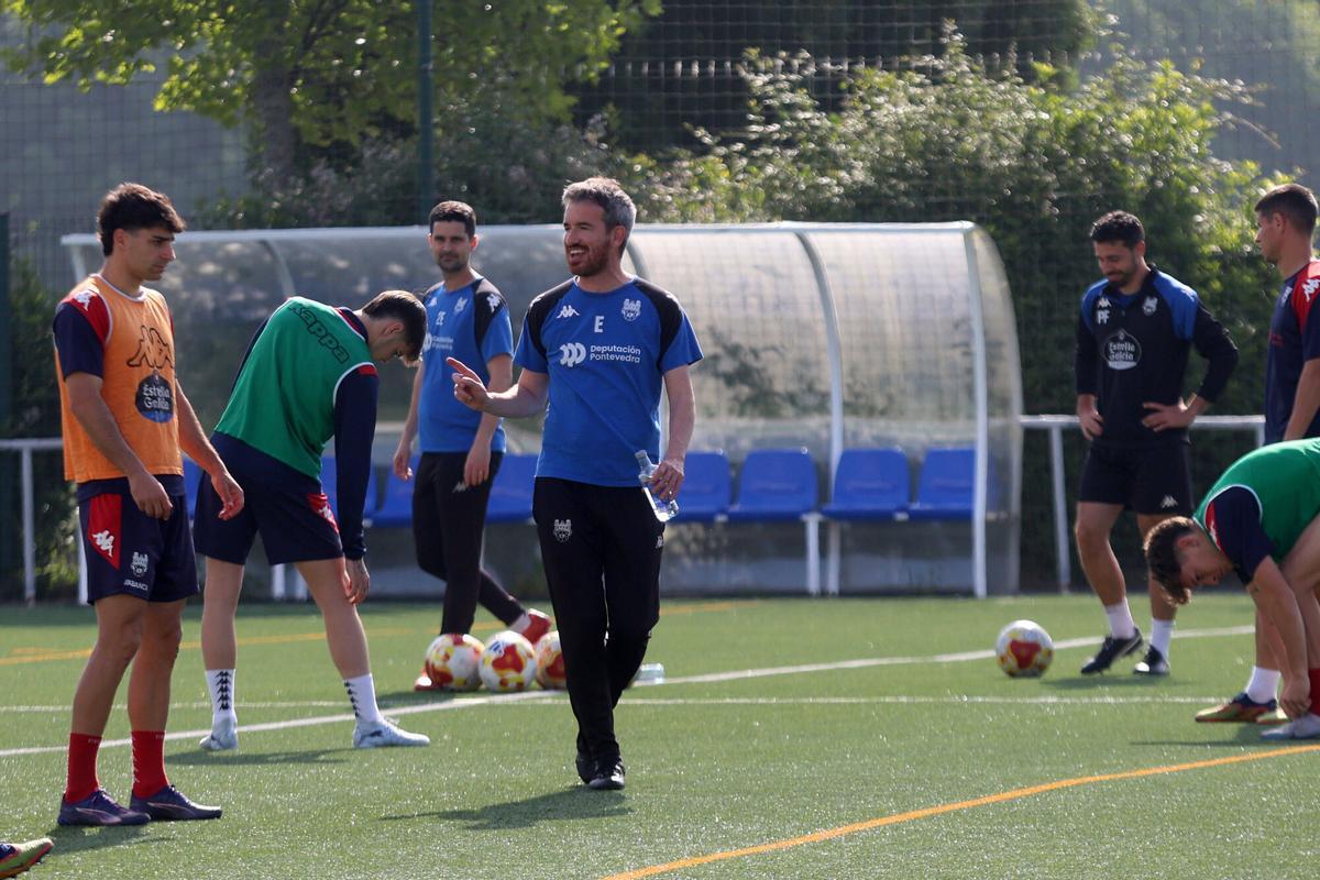 Rubén Domínguez da órdenes en la sesión de entrenamiento de ayer.