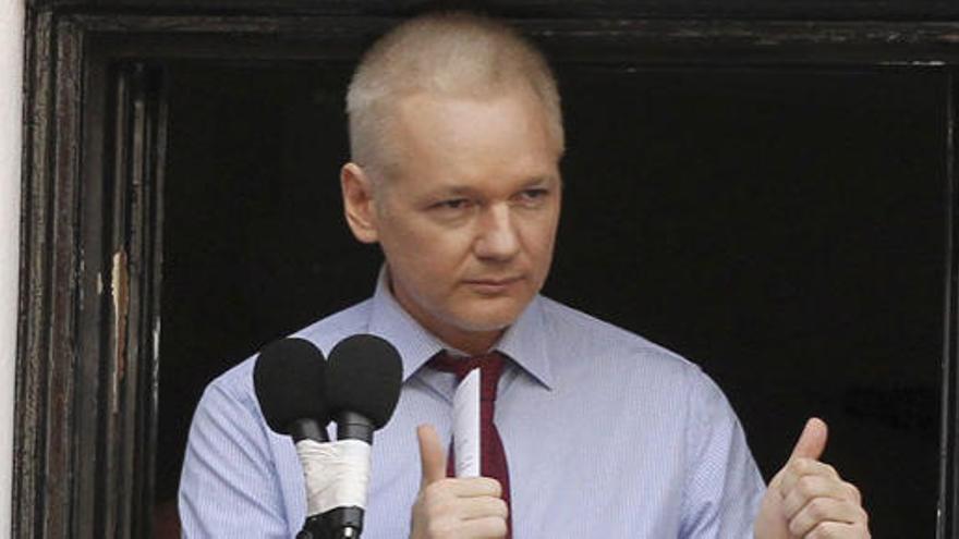 Julian Assange se asoma al balcón de la embajada de Ecuador